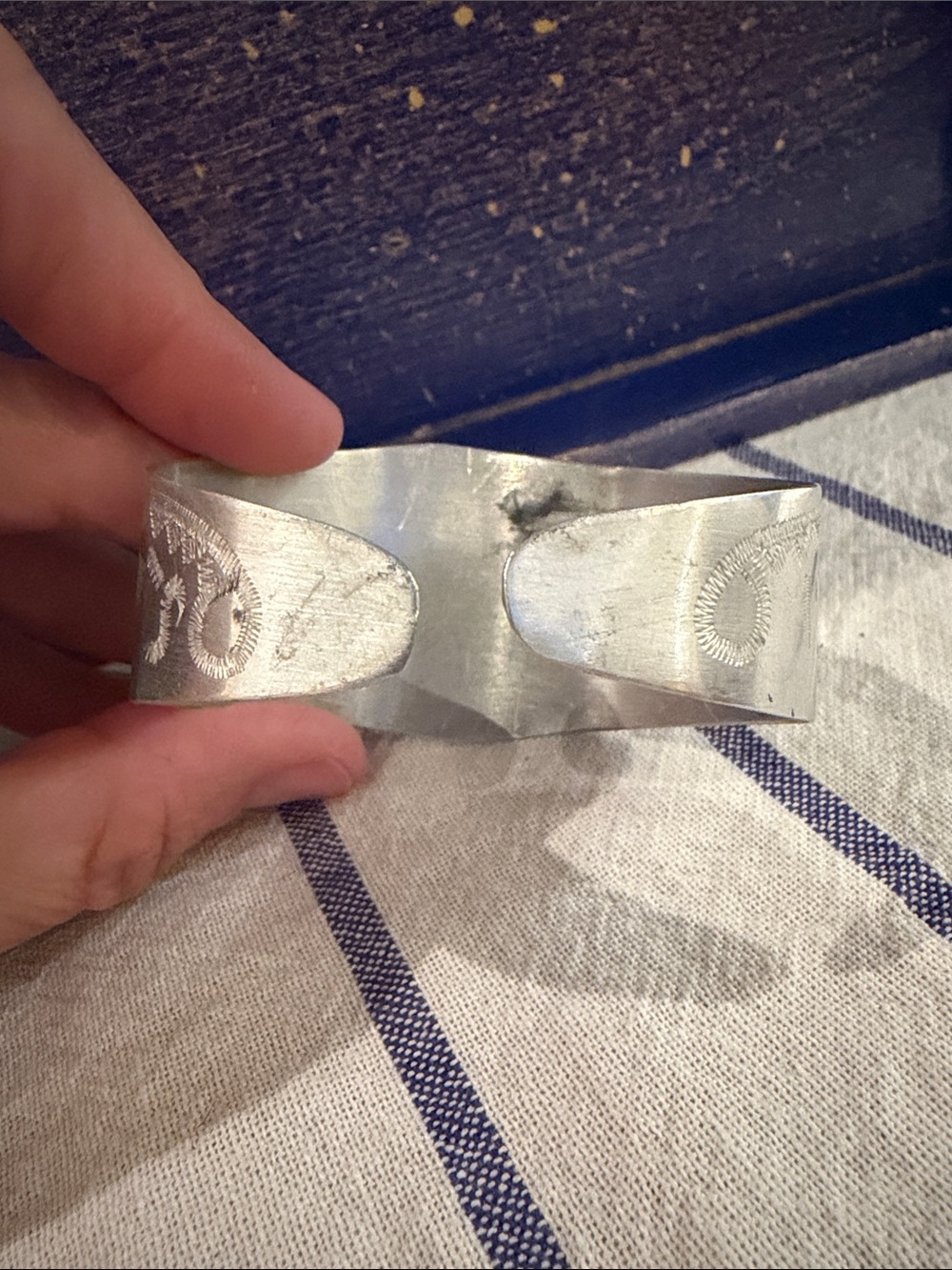 ✨ Vintage WWII Aluminum Trench Art Sweetheart Cuff Bracelet (1944) ✨ - Picture 4 of 7